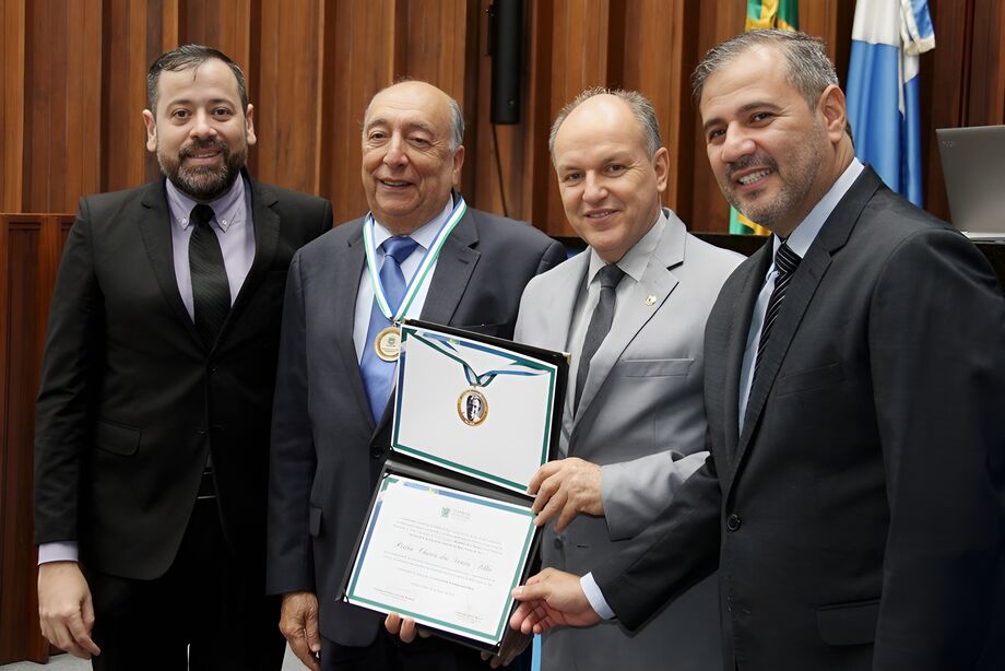 O professor Pedro Chaves foi agraciado com a Medalha Darcy Ribeiro.