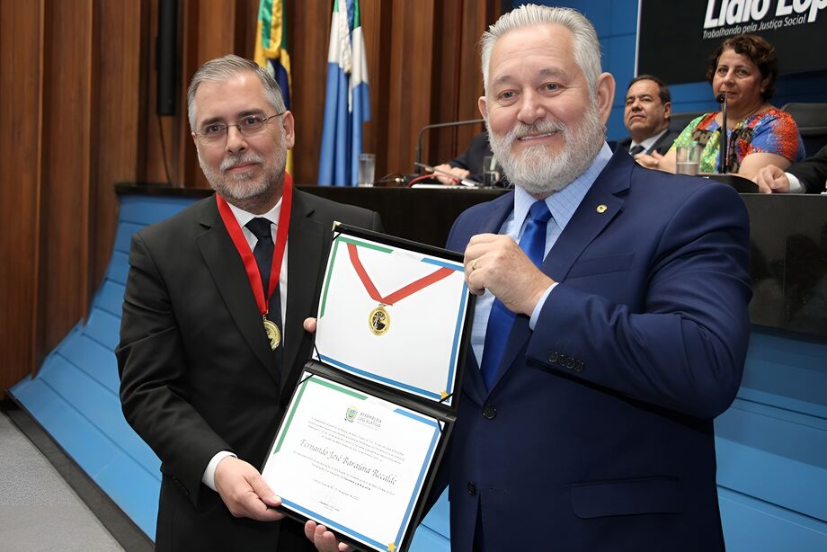 O deputado Antônio Vaz representou a deputada Lia Nogueira na entrega da medalha ao advogado Fernando Baraúna
