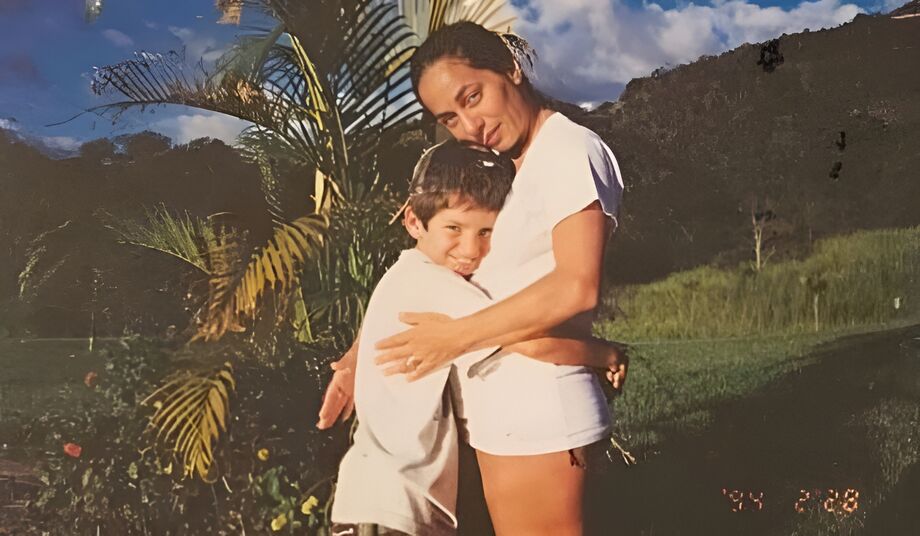 Cissa Guimarães em foto antiga ao lado de seu filho, Rafael Mascarenhas