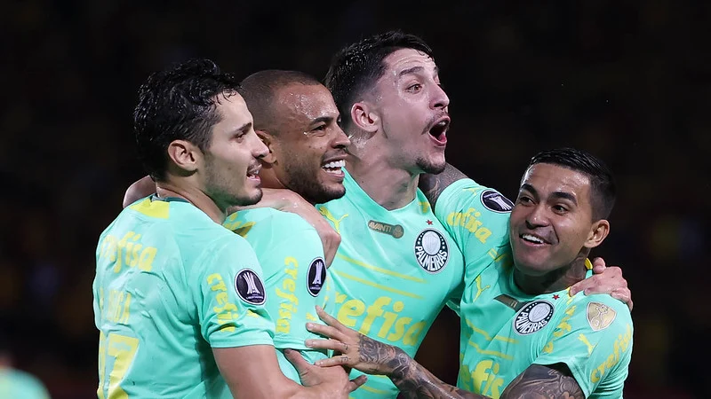 O jogador Mayke, da SE Palmeiras, comemora seu gol contra a equipe do Deportivo Pereira, durante partida válida pelas quartas de final, ida, da Copa Libertadores, no Estádio Hernán Ramírez Villegas.