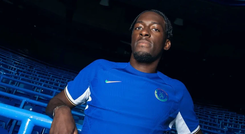 Axel Disasi chega para reforçar a defesa dos blues Chelsea FC