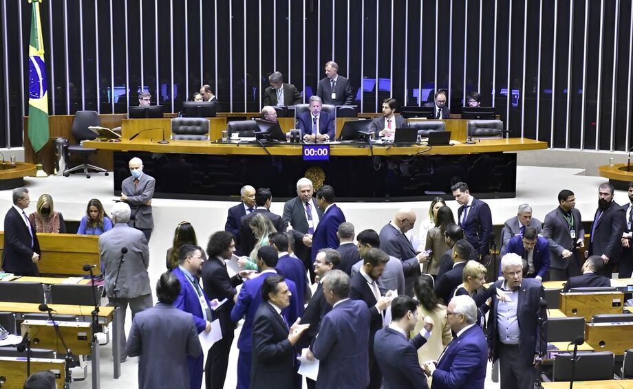 O presidente da Câmara, Arthur Lira, durante votação em plenário; projeto da desoneração foi aprovado em junho pelo Senado e retornará para a análise dos senadores.