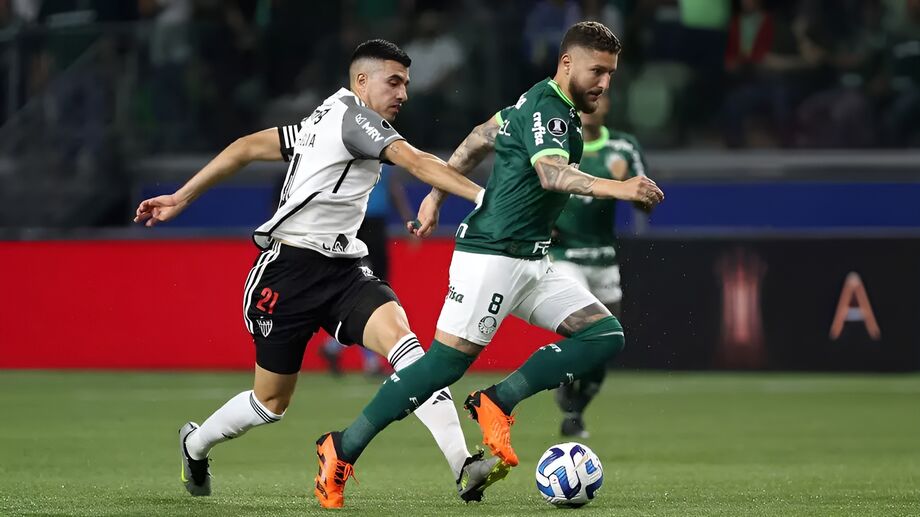 Zé Rafael com a posse da bola diante confronto válido pela ida às quartas da Libertadores.