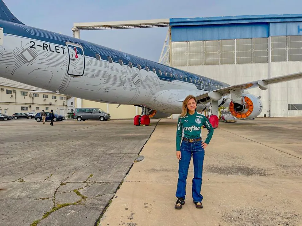 Leila Pereira mostra novo avião do Palmeiras