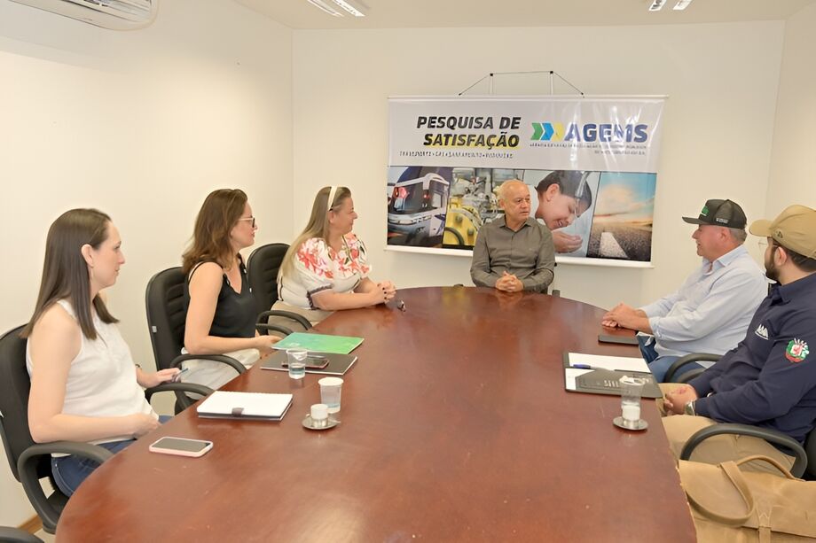 Presidente da Agems, Carlos Alberto de Assis, Diretora de Saneamento Básico, Iara Marchioretto, equipe técnica, e prefeito de Deodápolis, Valdir Luiz Sartor.
