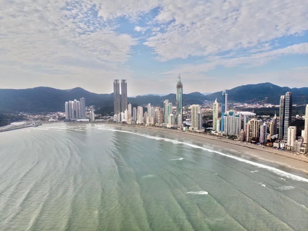 Mar e prédios na Praia Central de Balneário Camboriú