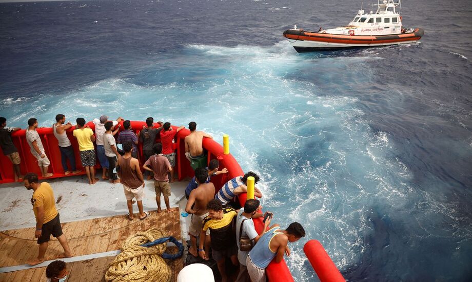 Barco com imigrantes vira no Canal da Mancha e mata ao menos 6 pessoas