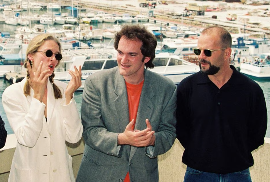 A atriz Uma Thurman, o diretor Quentin Tarantino e o ator Bruce Willis em 1994, quando o filme 'Pulp Fiction' foi lançado.
