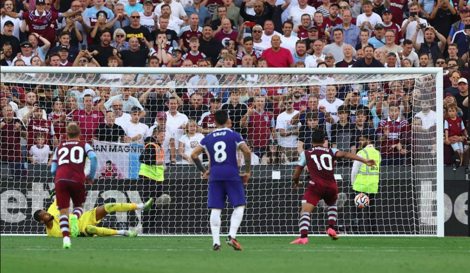 Lucas Paquetá marca de pênalti na vitória do West Ham sobre o Chelsea.