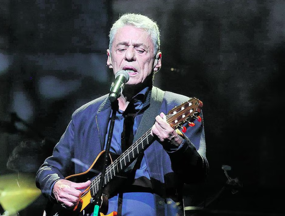 Chico Buarque venceu ações contra o senador Flávio Bolsonaro e o deputado Eduardo Bolsonaro.