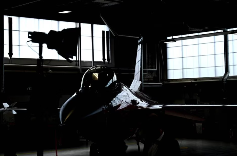 F-16A em hangar de Vojens, na Dinamarca.
