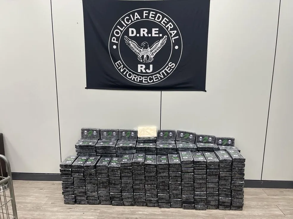 Polícia apreende 370 kg de cocaína pura em galpão no Rio