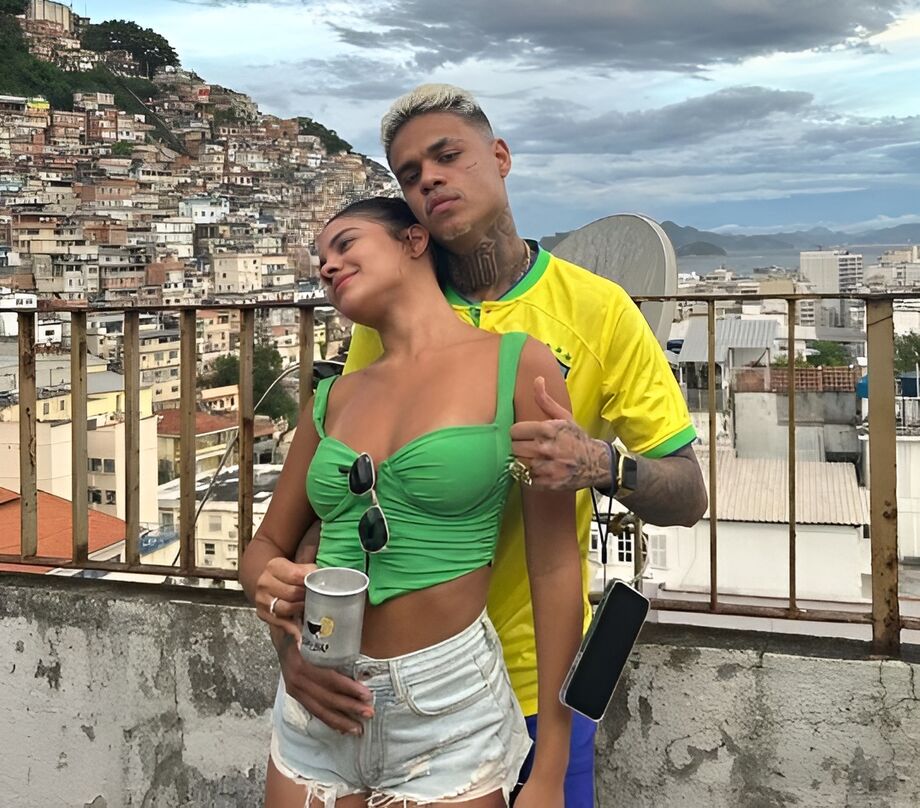 Bella Campos e MC Cabelinho contracenaram juntos em novela Vai na Fé e relacionamento rendeu tatuagens com os nomes um do outro. Atriz anunciou término nesta segunda-feira, 28