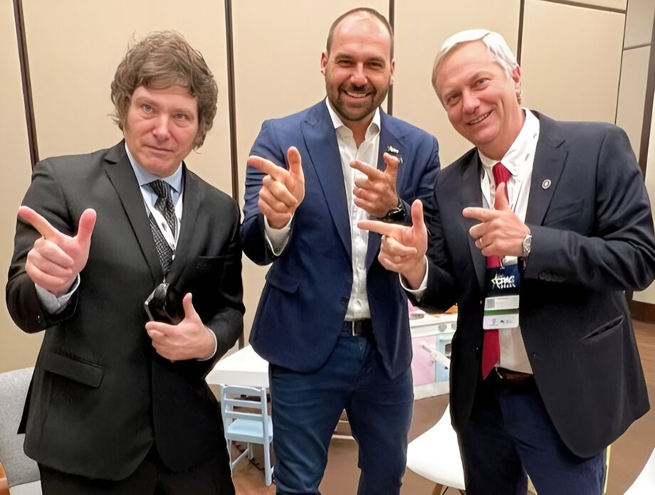 Javier Milei (à esq.) em imagem publicada pelo deputado federal Eduardo Bolsonaro (PL-SP)