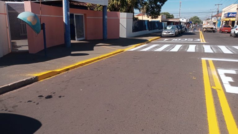 Prefeitura revitaliza sinalização em torno de escolas e nas regiões do Aero Rancho e Mata do Segredo
