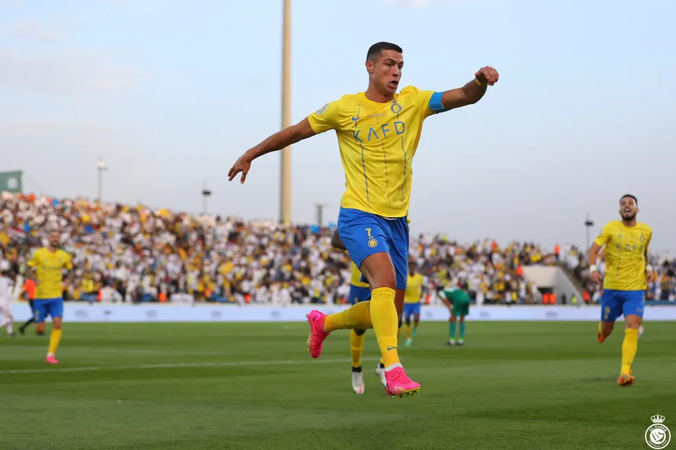 Cristiano Ronaldo comemora gol pelo Al Nassr diante do Raja