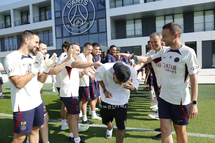 Neymar passa por corredor polonês no PSG