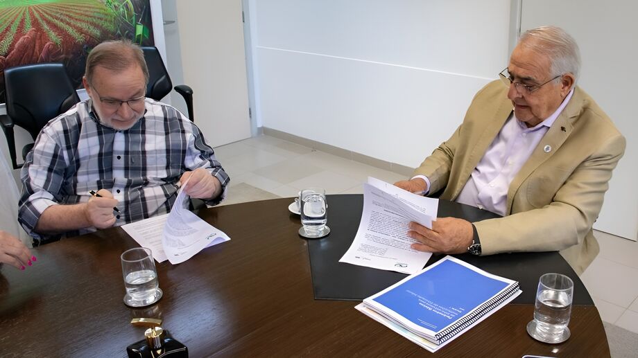 O presidente do Tribunal de Contas do Estado de Mato Grosso do Sul (TCE/MS), Jerson Domingos, e o presidente do Sistema Comércio MS e do Conselho Regional do Sesc, Edison Araújo, celebraram um importante acordo