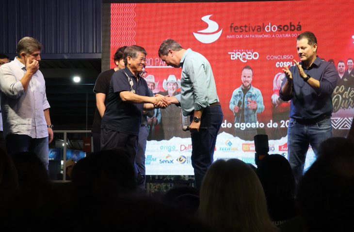 O governador Eduardo Riedel e o vice-governador da província japonesa, Yoshimi Teruya, durante a abertura do 16º Festival do Sobá, na Feira Central, em Campo Grande