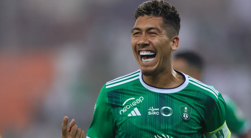 Roberto Firmino comemora um dos gols que marcou pelo Al-Ahli