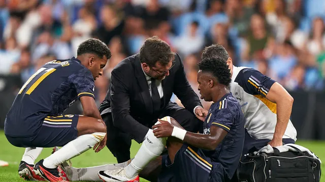 Vinícius Junior se machuca e é substituído no Real Madrid em jogo contra o Celta