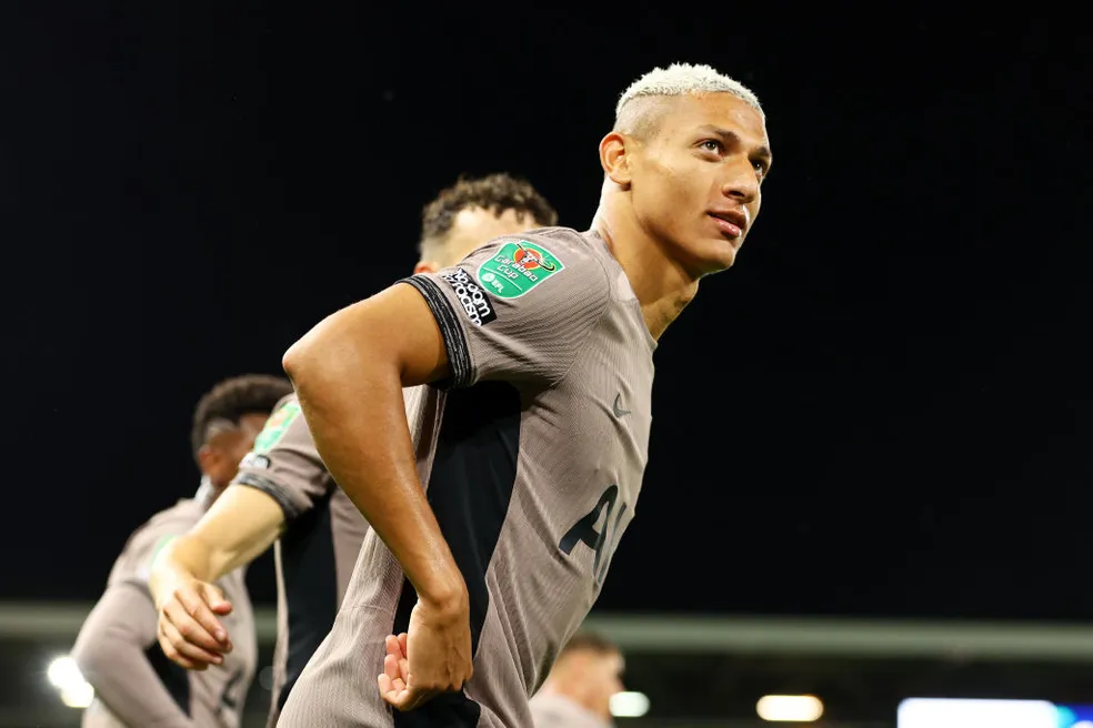 Richarlison volta a marcar, mas Tottenham é eliminado pelo Fulham na Copa da Liga Inglesa