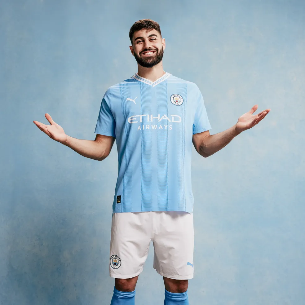 Gvardiol posa com a camisa do Manchester City