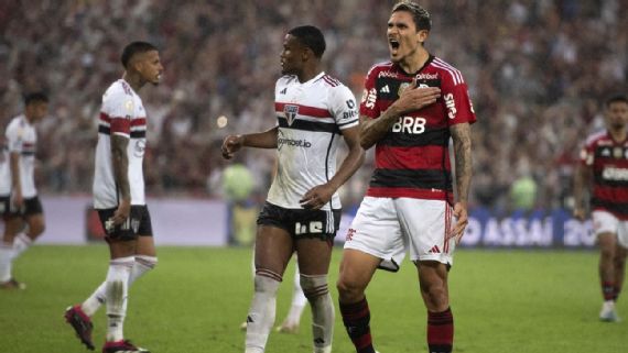 Pedro comemora gol do Flamengo contra o São Paulo pelo Brasileirão
