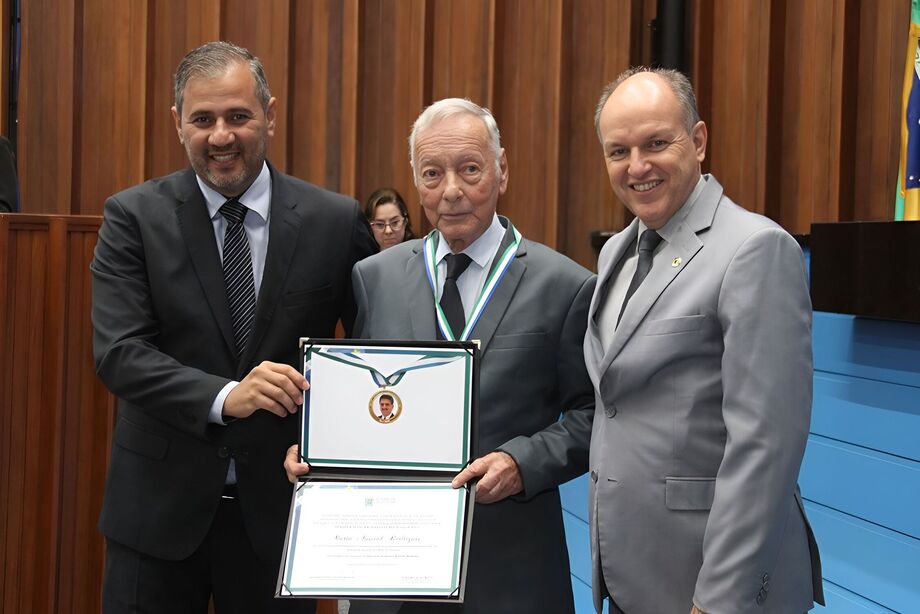 Durante a cerimônia, o Professor Rodrigues expressou sua honra em receber a homenagem e compartilhou um pouco de sua história na construção da Universidade Federal do estado.