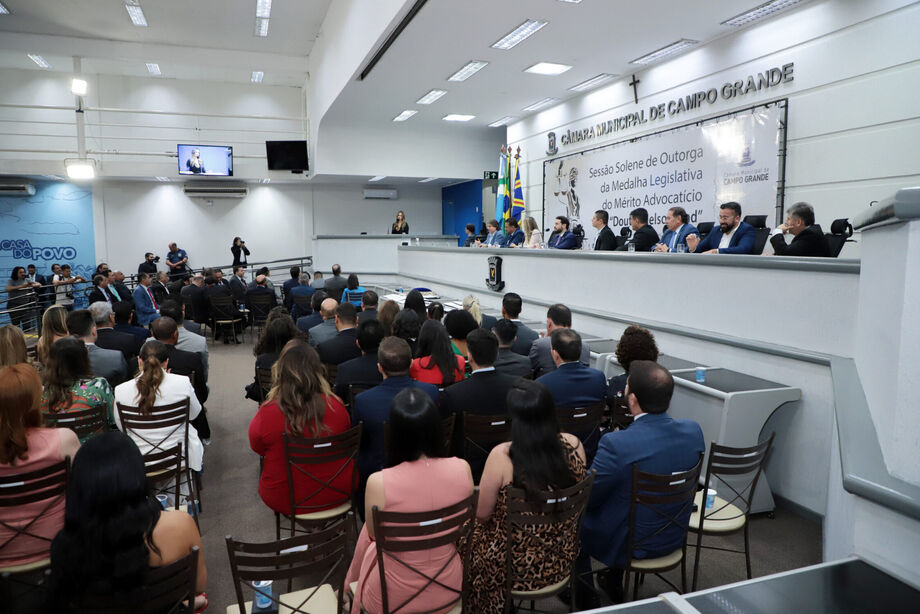 Os vereadores da Câmara Municipal de Campo Grande homenagearam, nesta quarta-feira (30), advogados e advogadas na Sessão Solene de outorga da Medalha do Mérito Advocatício Doutor Nelson Trad