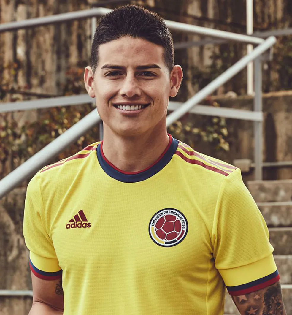 James Rodríguez com a nova camisa da Colômbia