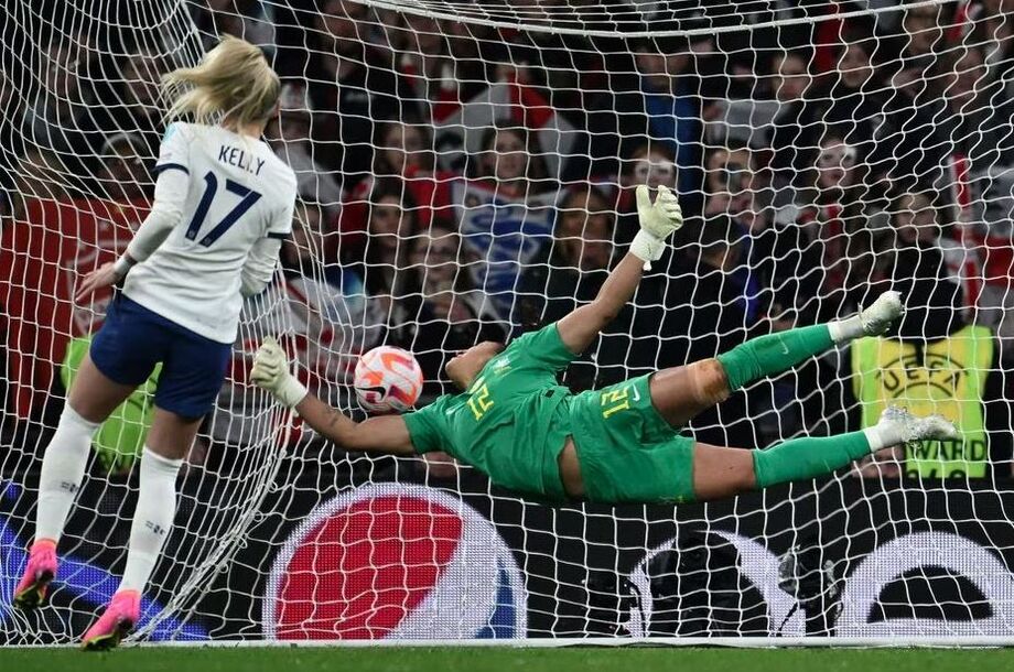 A atacante inglesa Chloe Kelly marcou o último pênalti da Finalíssima contra o Brasil em Abril de 2023