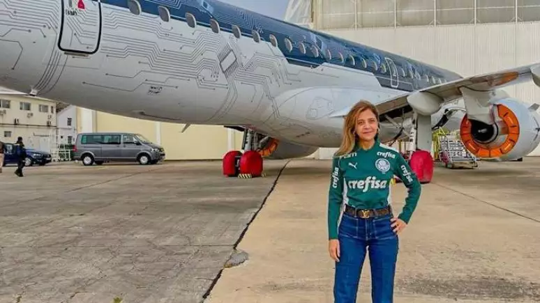 Leila Pereira é 'aeromoça' em primeiro voo de aeronave do Palmeiras