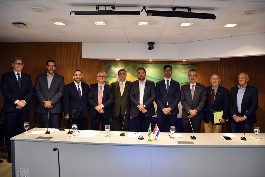 O presidente da Fiems, Sérgio Longen, recebeu uma missão paraguaia para conhecer as potencialidades econômicas do país vizinho