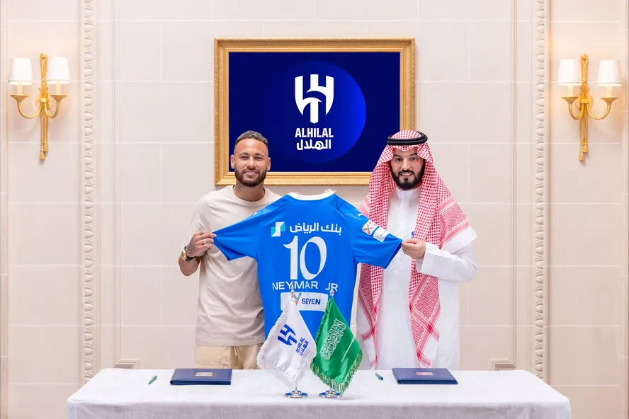 Neymar posa ao lado do presidente do Conselho de Administração do Al-Hilal, Fahad Bin Saad Bin Nafel