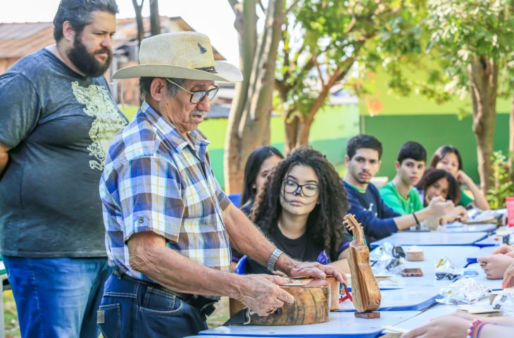 Mestre Sebastião ensina viola de cocho por todo MS
