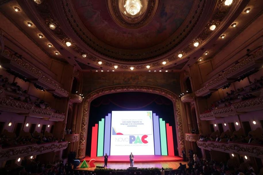 Lançamento do novo PAC no Rio de Janeiro; governadores de oposição evitam evento com a presença de Lula no Theatro Municipal
