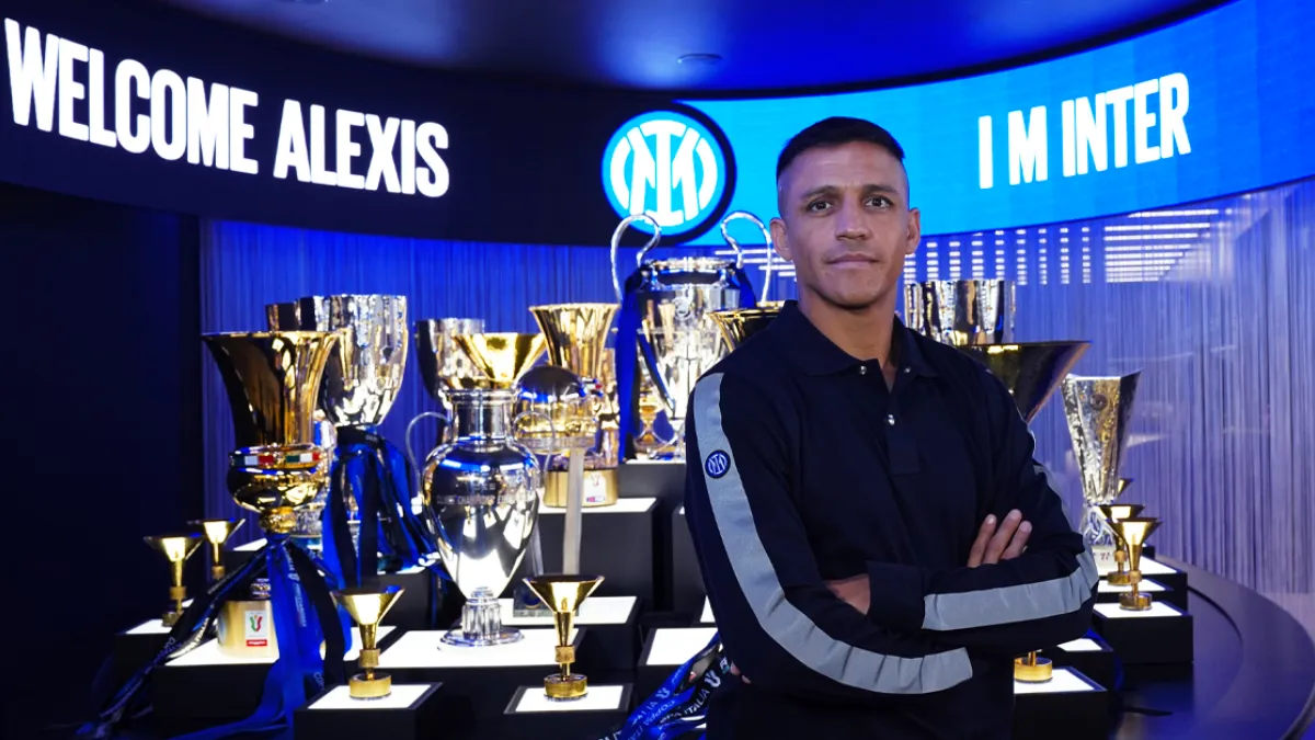 Alexis Sánchez posa ao lado de troféus da Inter de Milão em anúncio