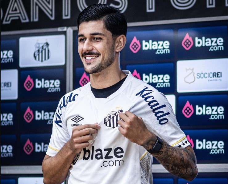 João Basso promete 'liderança e boa leitura de jogo' para ajudar o Santos a reagir
