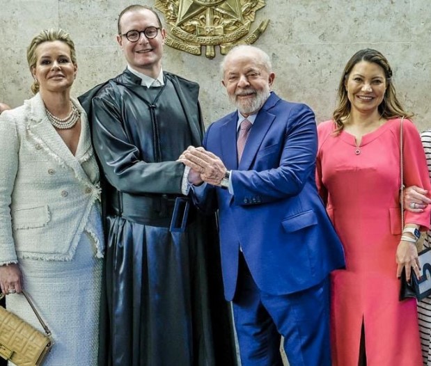 Janja reclama de foto com Lula e Zanin feita por Ricardo Stuckert por 'palidez' de vestido