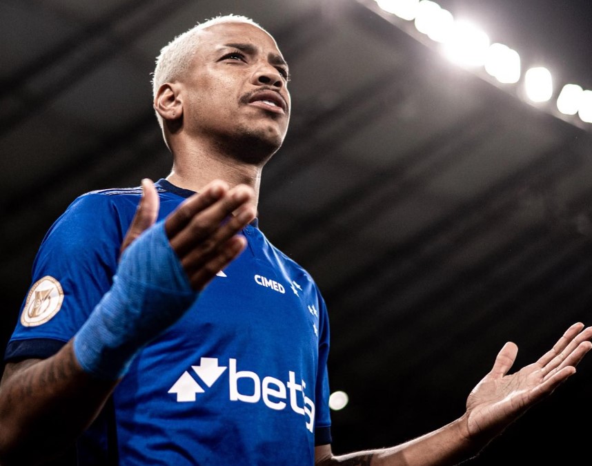 Maior aposta do Cruzeiro na última janela, Matheus Pereira sofre lesão no joelho
