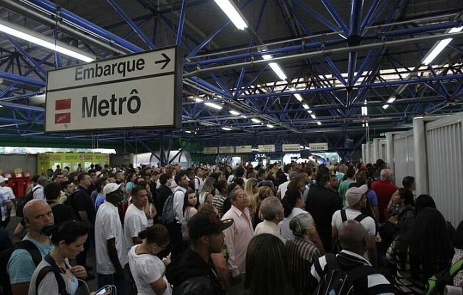 78% dos metroviários votaram contra a paralisação das linhas nesta terça-feira