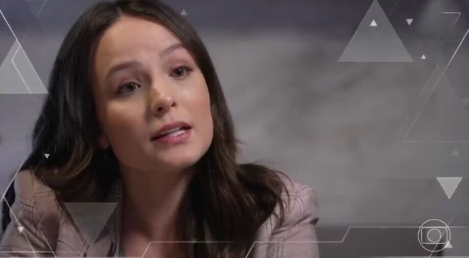 Larissa Manoela abordou questões envolvendo seu pai e sua mãe ao falar sobre os novos rumos da carreira ao 'Fantástico' Foto: Reprodução de 'Fantástico' (2023)