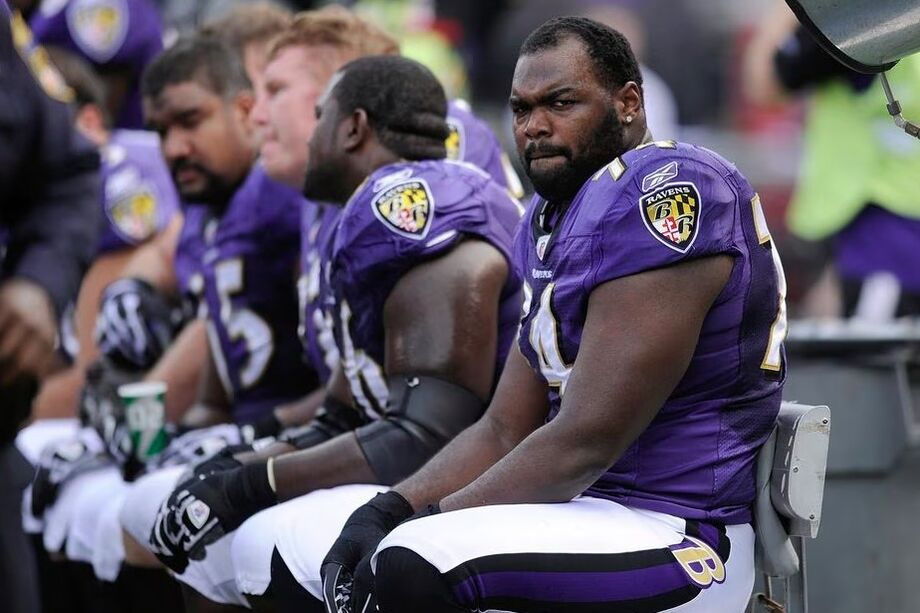 O jogador Michael Oher, que processo família adotiva, em partida de futebol americano em 2010.