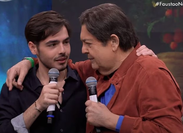 João Guilherme Silva ao lado do pai, Fausto Silva, durante apresentação do 'Faustão na Band'