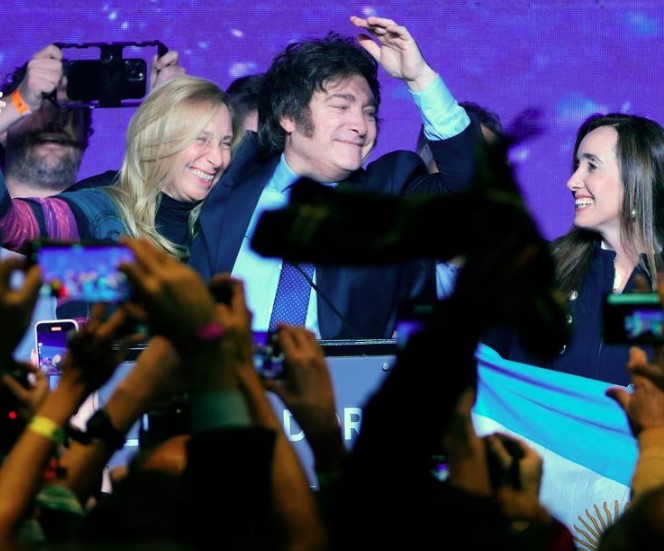 O candidato libertário Javier Milei comemora o resultado nas primarias argentinas em Buenos Aires, Argentina