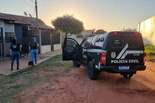 Policiais durante cumprimento de mandado em Campo Grande