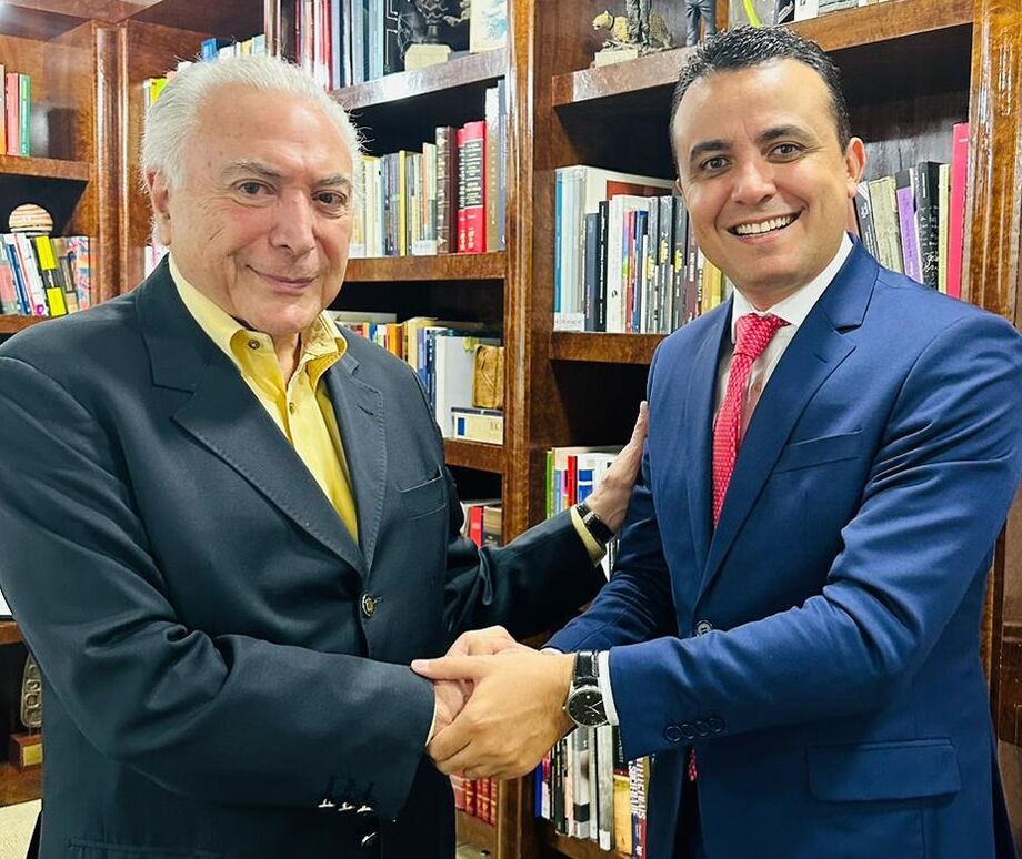 Ex-presidente Michel Temer cumprimenta o presidente do IDAMS, João Paulo Lacerda da Silva