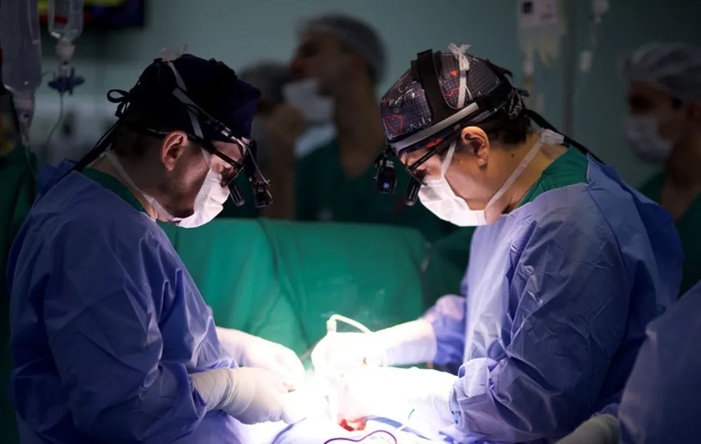 Equipe médica durante transplante de coração no Hospital Metropolitano Dom José Maria Pires, na Paraíba