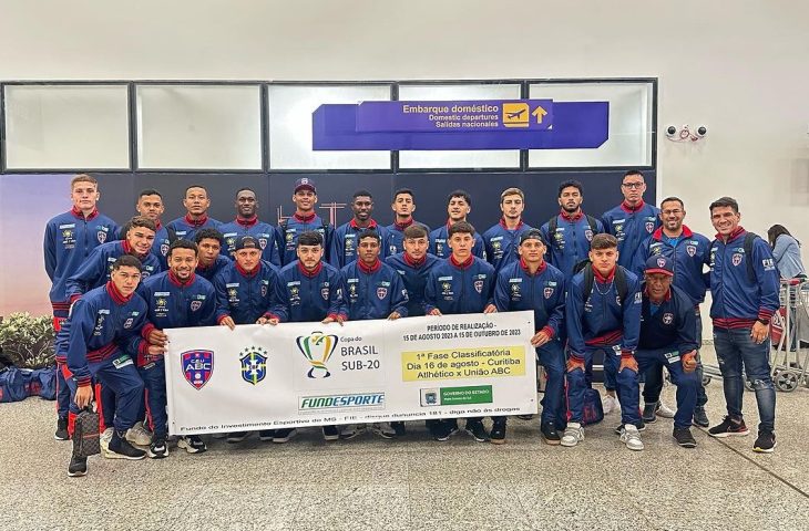 Elenco do União/ABC embarcando para Curitiba
